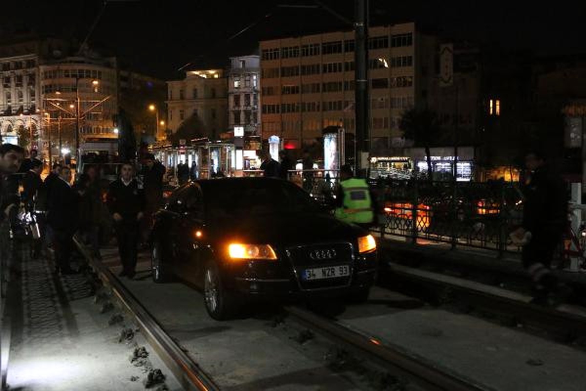 Karaköy\'de Otomobil Tramvay Yoluna Girdi (Geniş Haber)