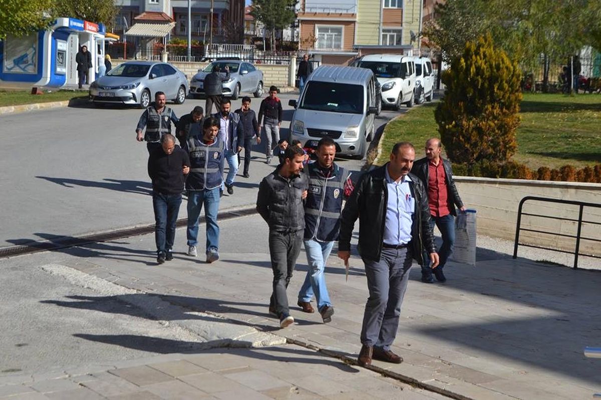 Karaman\'da Evlerden Yaklaşık 450 Bin Lira Para ve Ziynet Eşyası Çalan 3 Kişi Tutuklandı