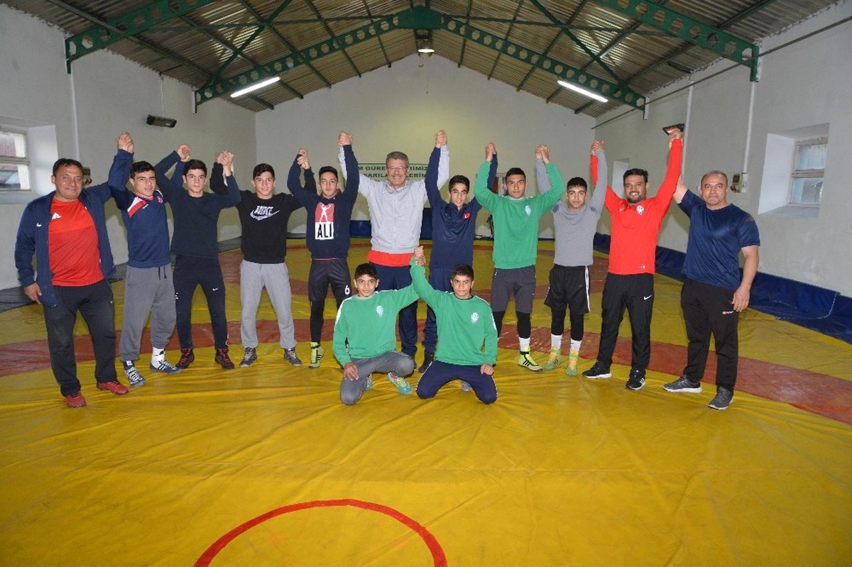 Kayseri Şekerspor Milli Güreşçisi Altın Madalyayı Başkan Akay\'a Takdim Etti