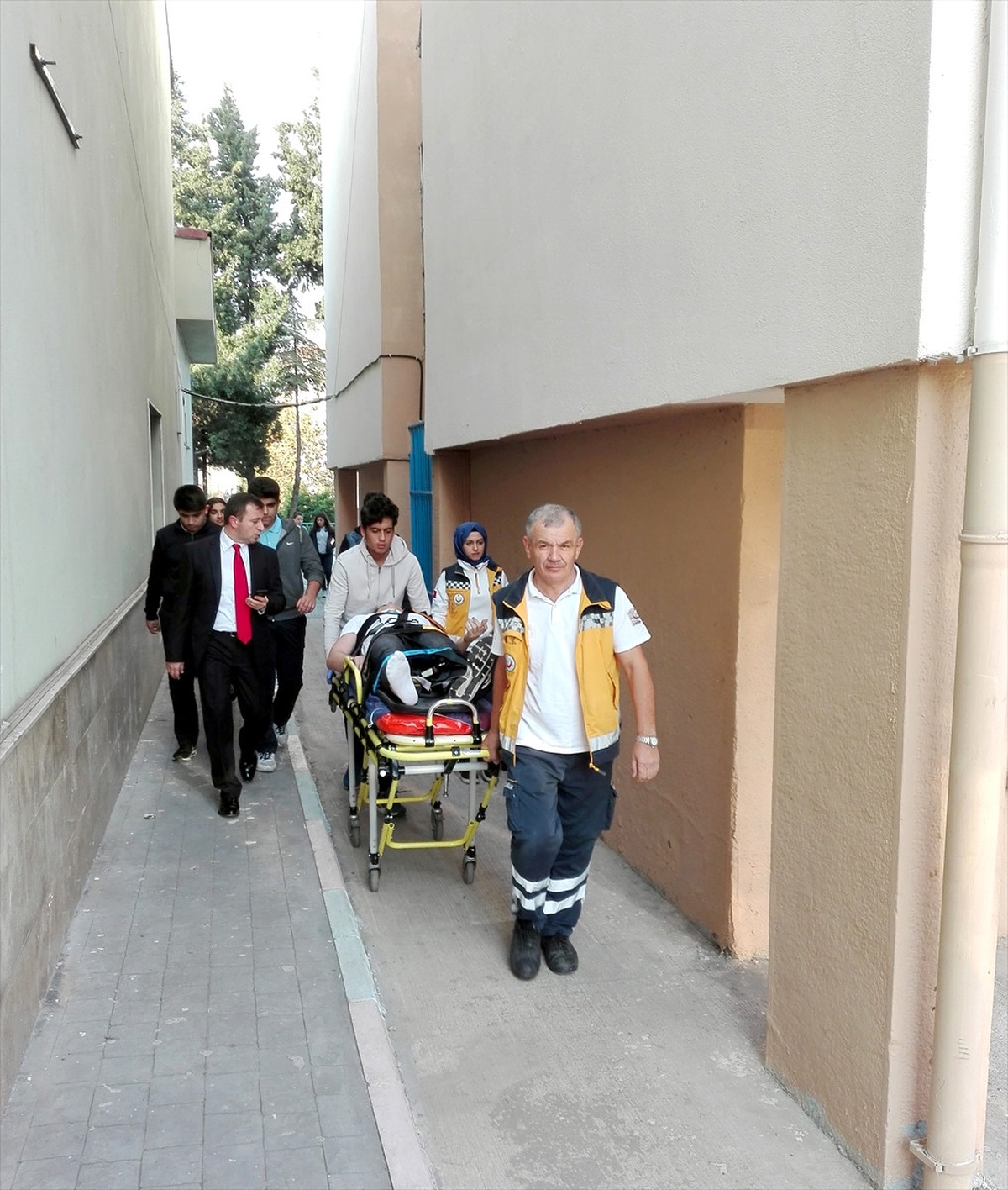 Kocaeli\'de Çatıdan Düşen Lise Öğrencisi Yaralandı