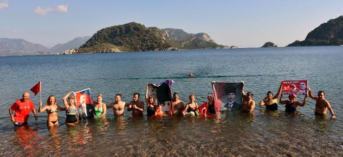 Kulaçlar Ata\'ya Saygı İçin Atıldı