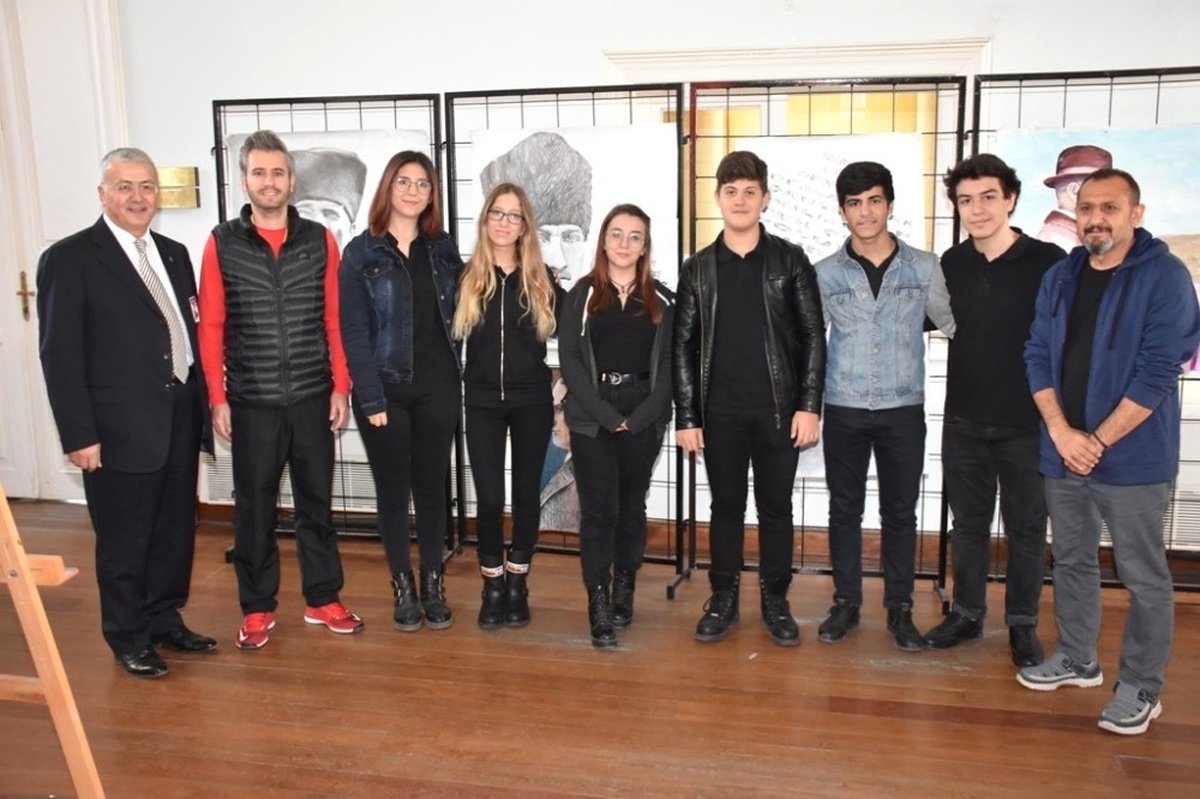 Lise Öğrencilerinden "Atatürk\'e Saygı" Resim Sergisi
