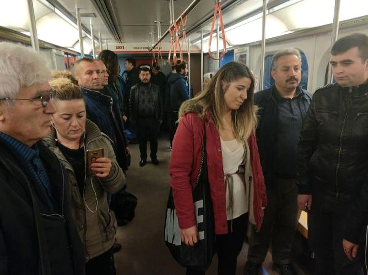 Metroda Ata\'ya Saygı Duruşu