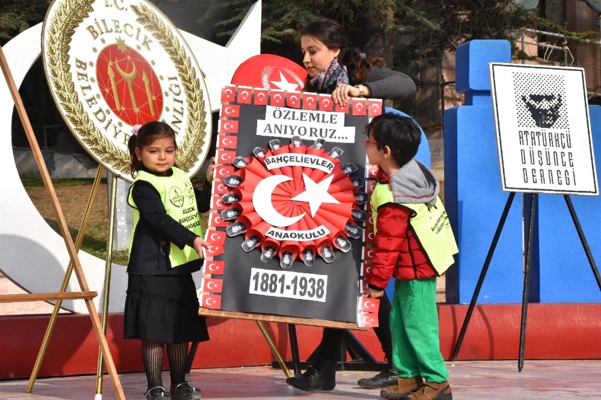 Minik Eller Atatürk Anıtına Çelenk Bıraktı