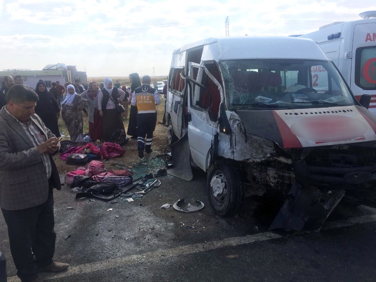 Öğrenci Servisi ile Otomobil Çarpıştı: 11 Yaralı