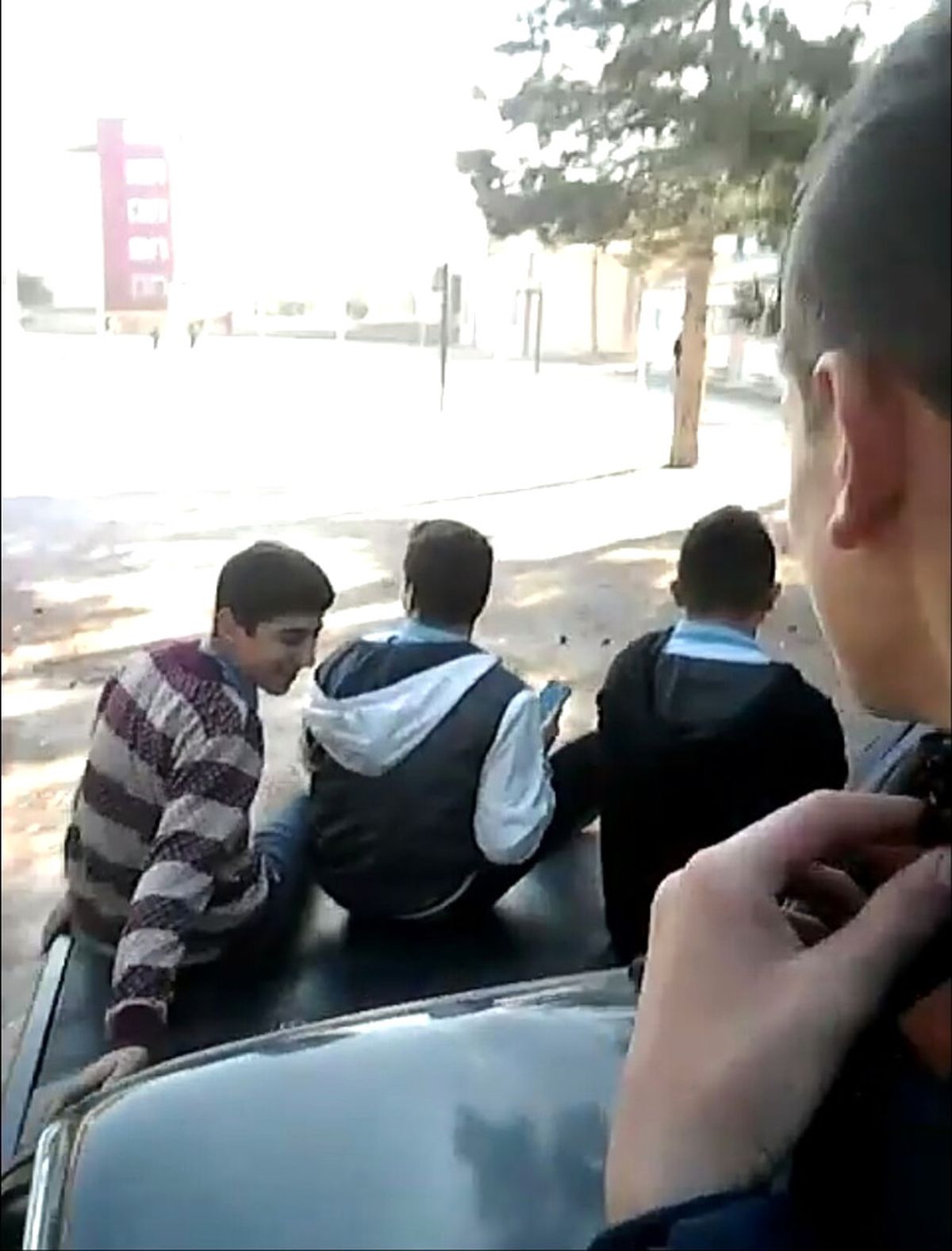 Okul Bahçesinde Öğrencilerden Otomobil Üzerinde Tehlikeli Yolculuk