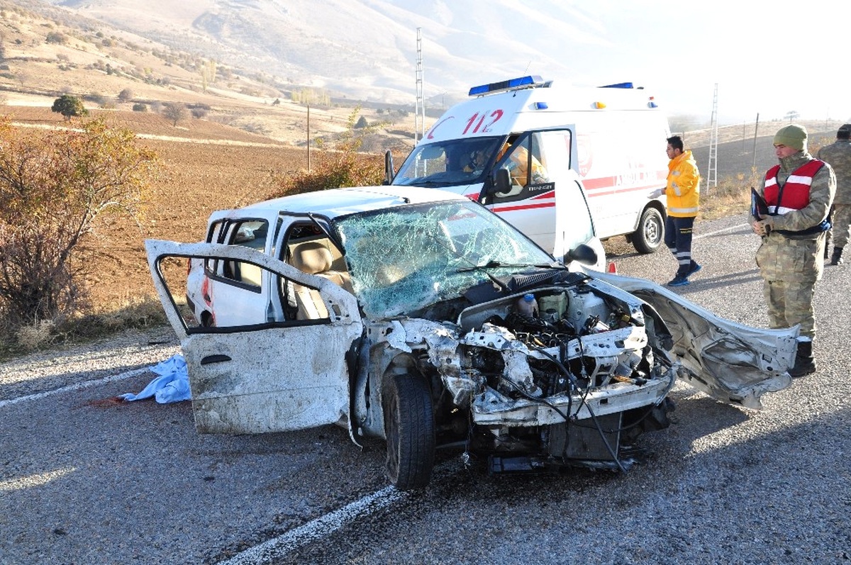 Otomobil, Kamyonun Altına Girdi: 1 Ölü, 2 Ağır Yaralı