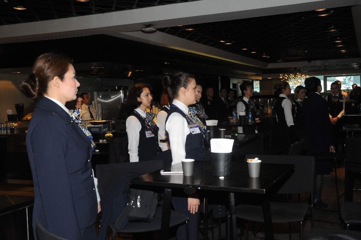 Pilotlar ve Hosteslerden Ata\'ya Saygı Duruşu
