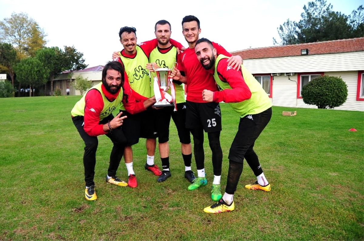 Samsunspor\'da Kazanan Oyunculara Kupa Sürprizi