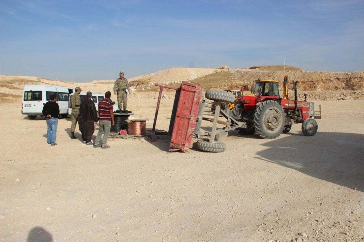 Şanlıurfa\'da İşçileri Taşıyan Traktör Devrildi: 8 Yaralı