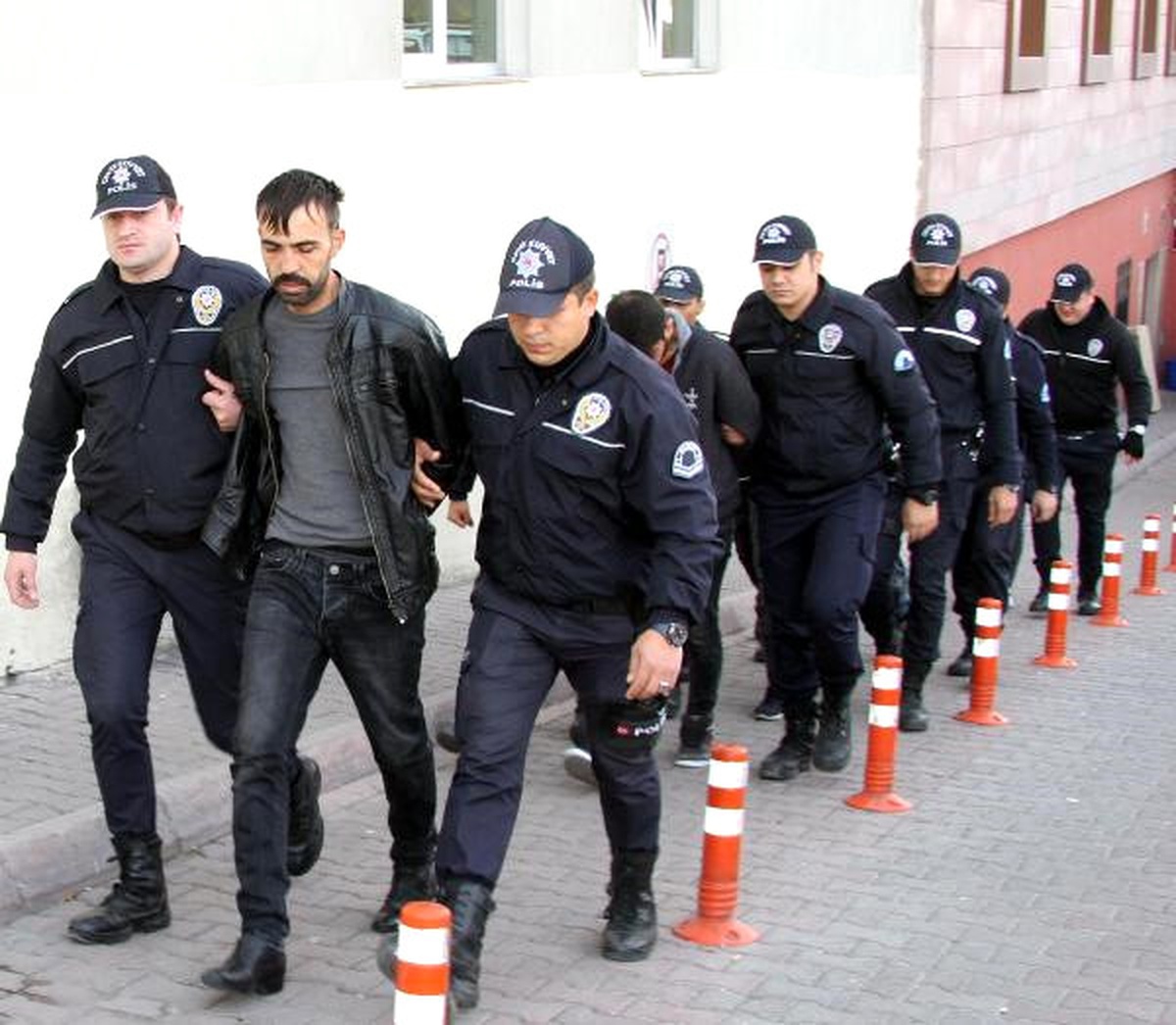 Son 1 Ayda 280 Uyuşturucu Satıcısı Tutuklandı
