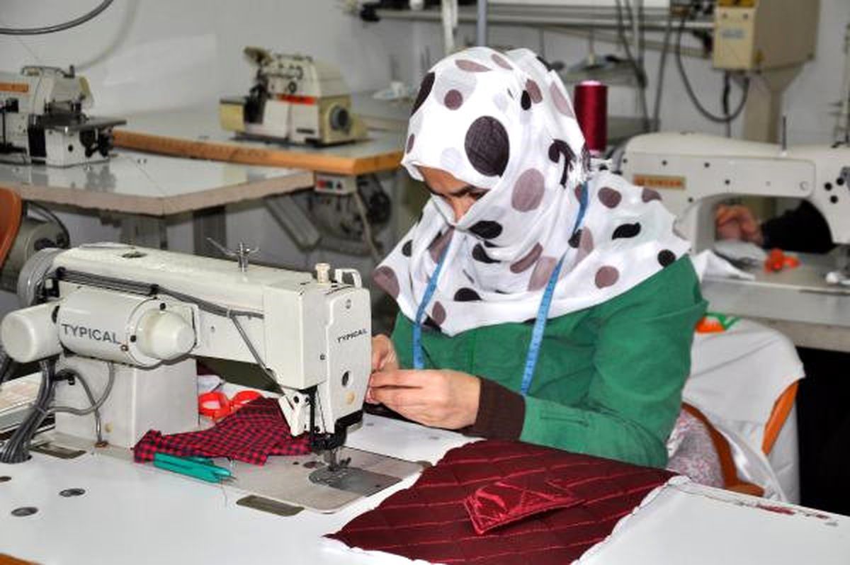 Suriyeli Kadınlar, Konfeksiyon Atölyesinde Çalışıyor