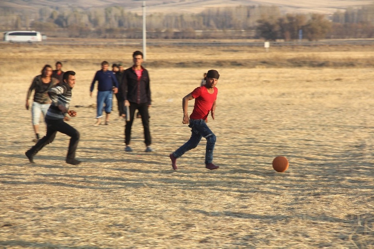 Suriyeli Tarım İşçilerinin Futbol Keyfi