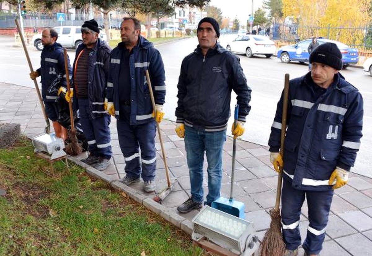 Temizlik İşçilerinden Ata\'ya Saygı