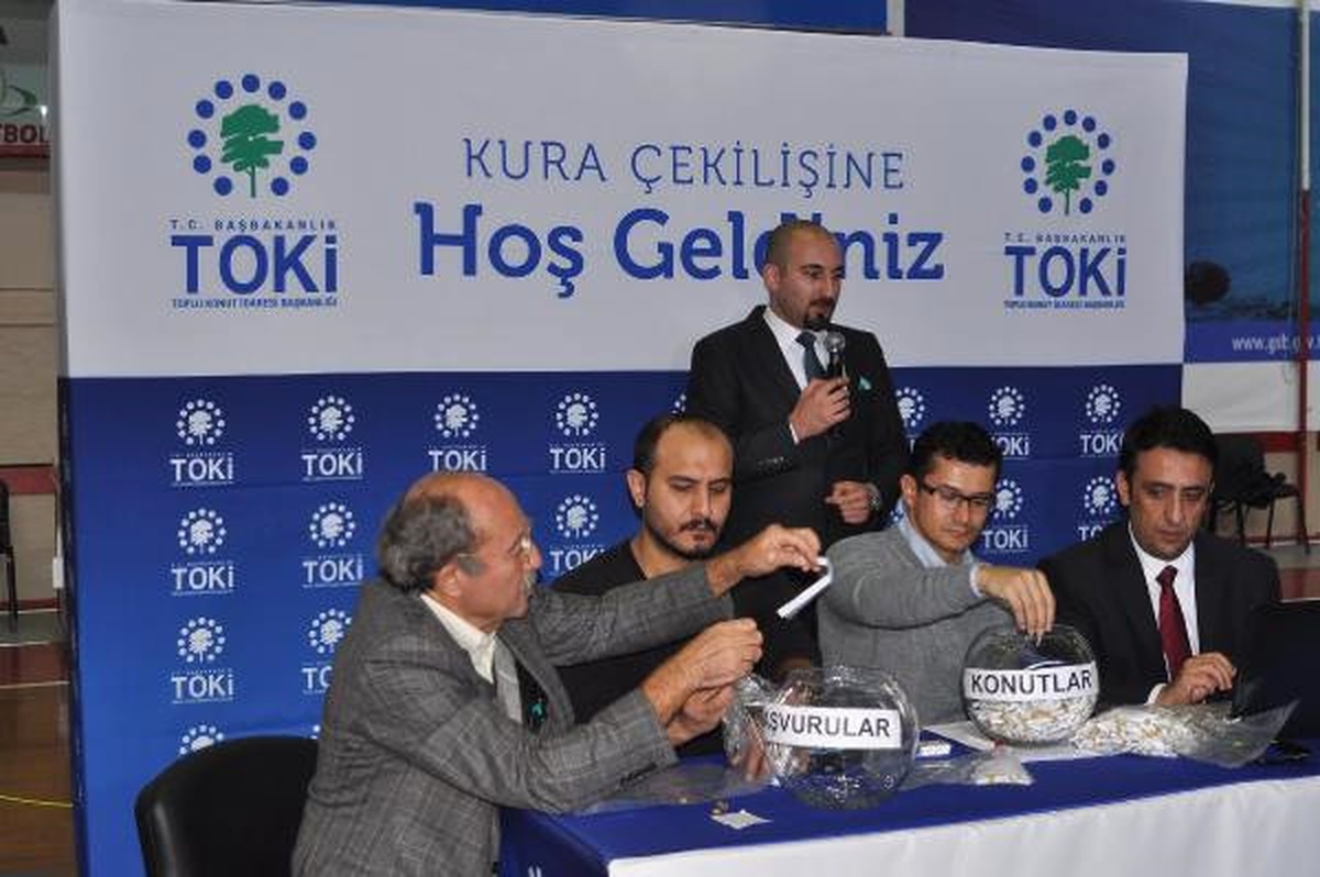 TOKİ\'nin Konut Belirleme Kurası Spor Salonunda Yapıldı