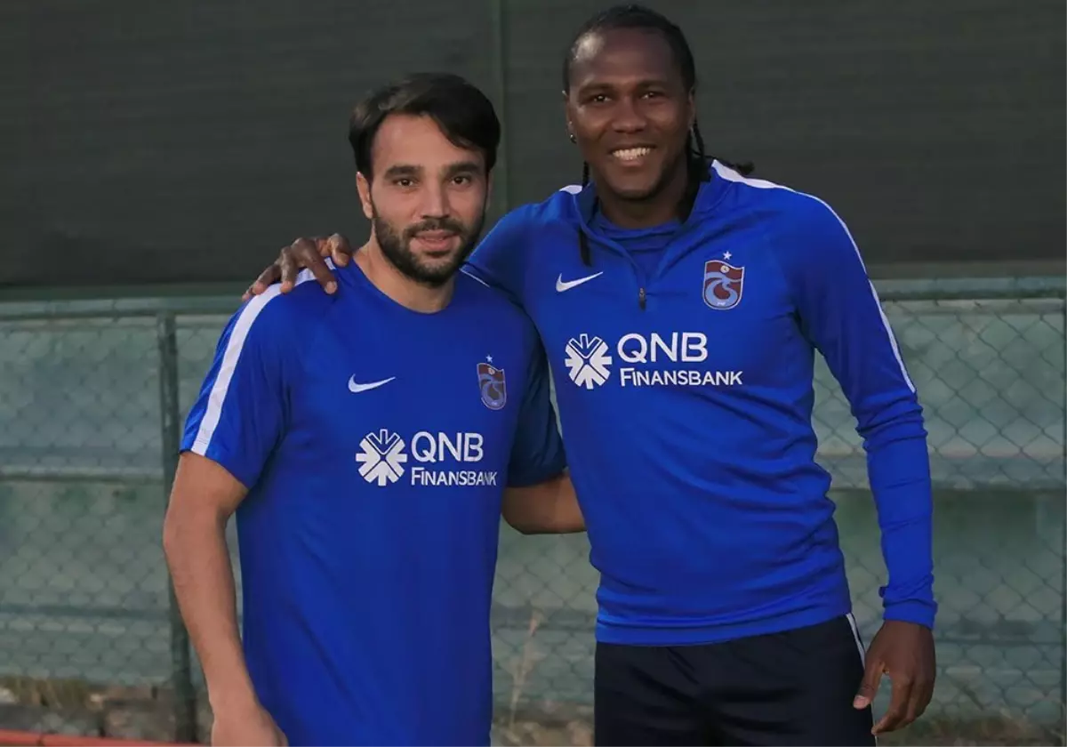 Trabzonspor\'da, Kavga Eden Rodallega ve Volkan Şen Gol Sevincini Beraber Kutladı
