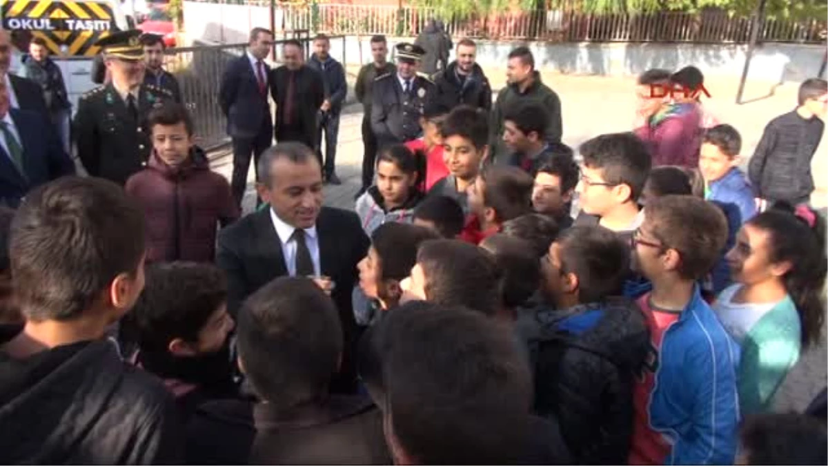 Tunceli Atatürk\'ü Anma Töreninden Sonra Vali Sonel ve Protokol Öğrencilerle Maç Yaptı