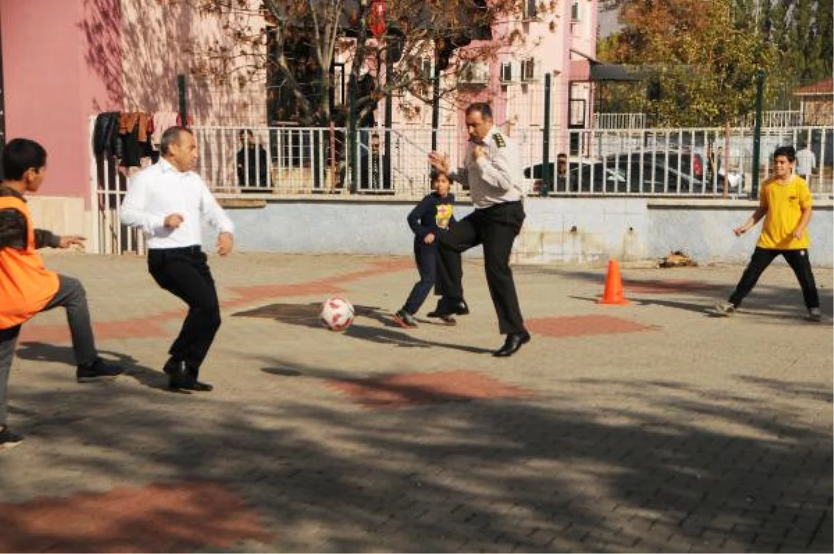 Tunceli Protokolü, Anma Töreninin Ardından Öğrencilerle Futbol Maçı Yaptı