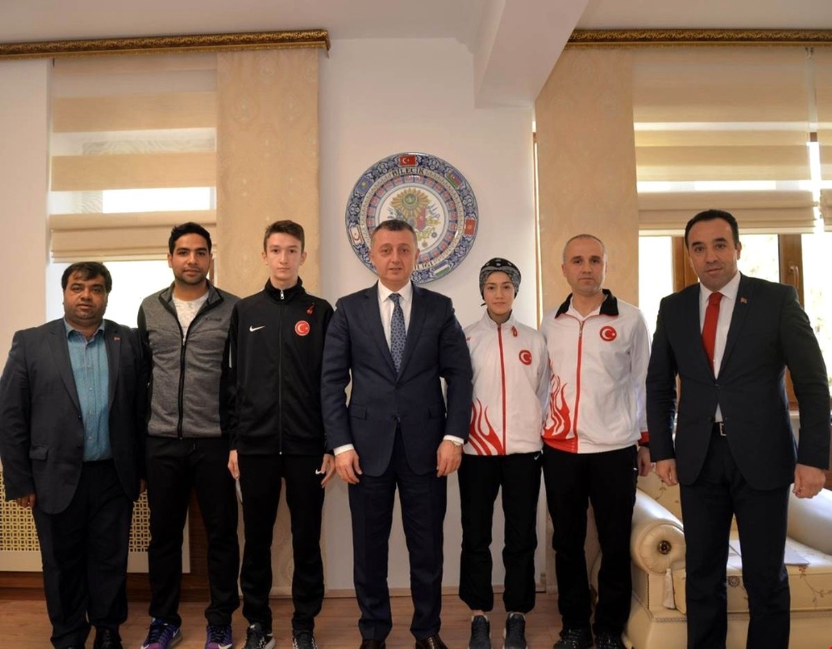 Vali Büyükakın Başarılı Sporcuları Ödüllendirdi