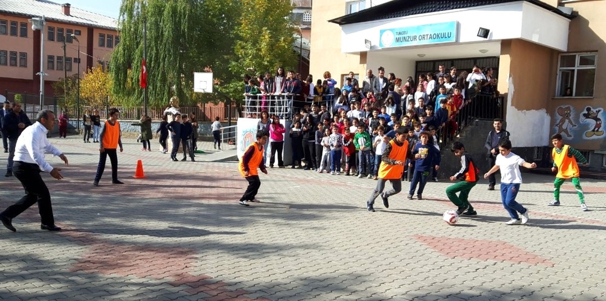 Vali Sonel, Ceketini Çıkardı Çocuklarla Futbol Oynadı