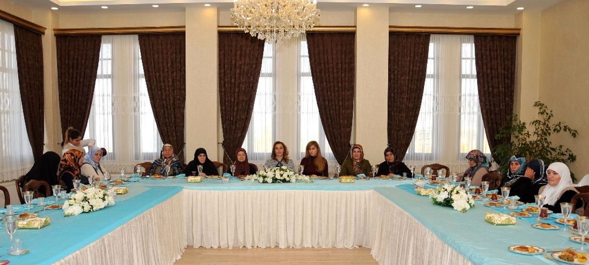 Vali Zorluoğlu\'nun Eşi, Şehit Ailelerini Ağırladı