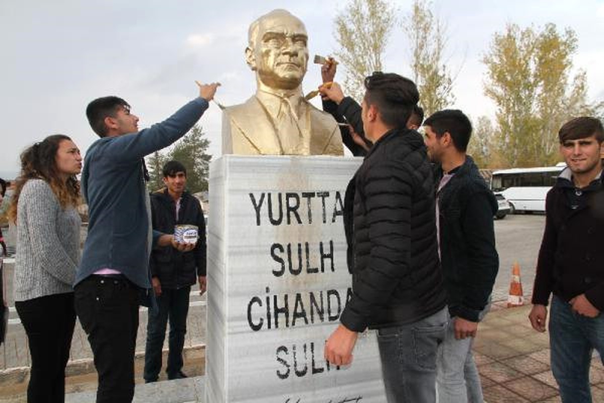Varto\'da Lise Öğrencileri Atatürk Büstlerine Bakım Yaptı