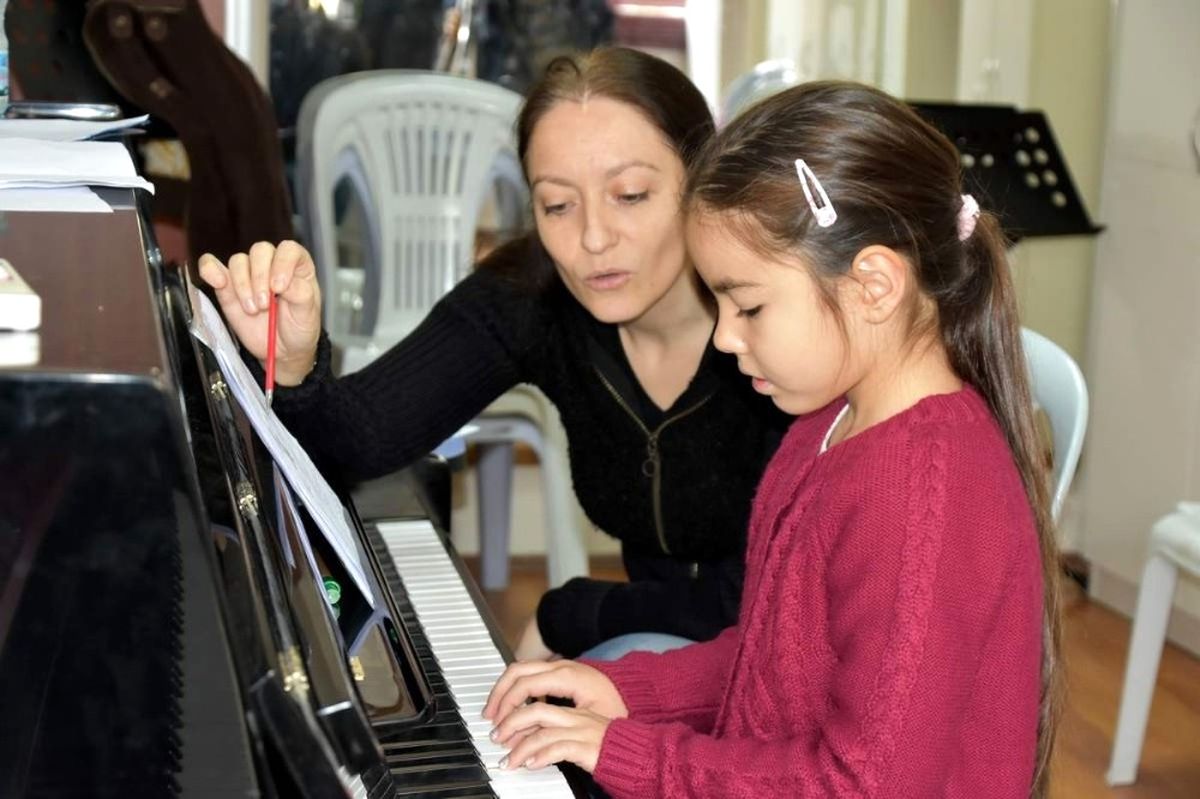 Asev Geleceğin Piyanistlerini Yetiştiriyor