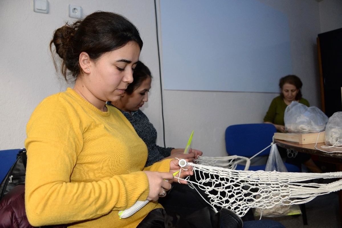 Bergama Kadını Ekmeğini Fileden Çıkarıyor
