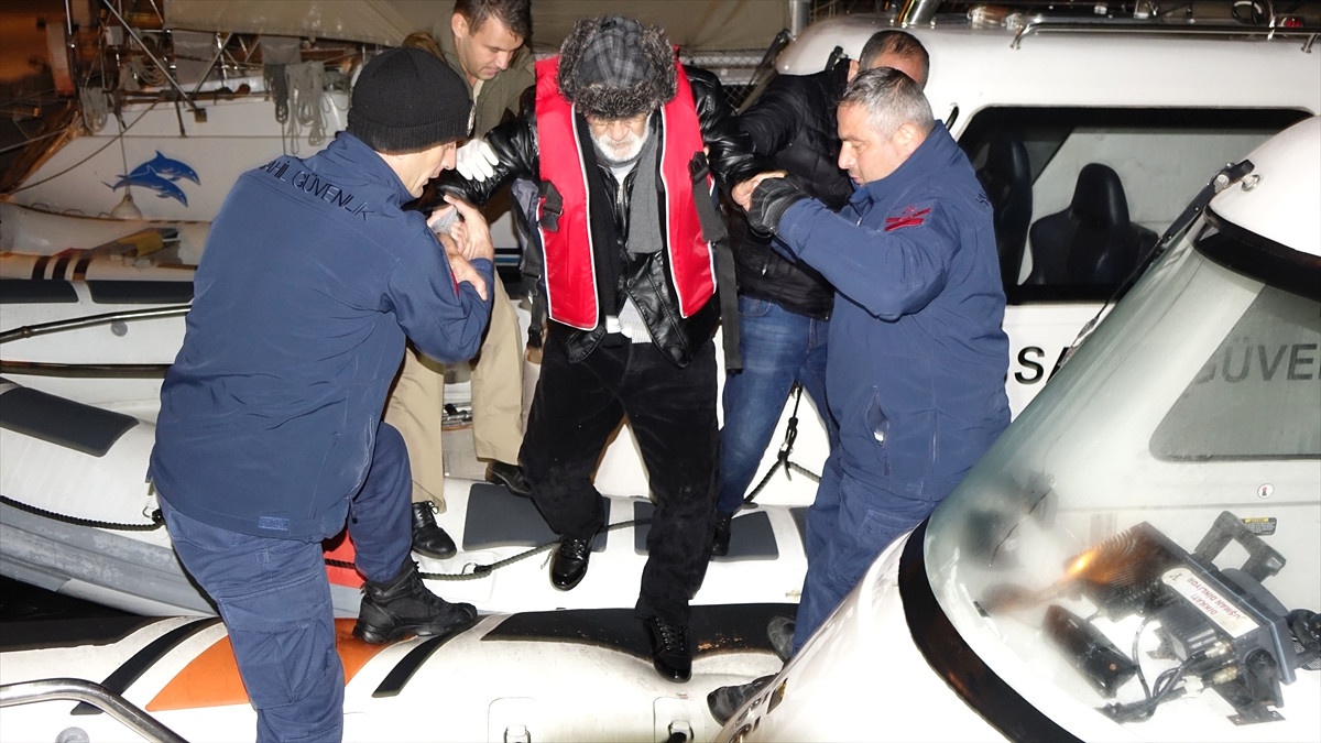 Botları Su Alan Göçmenleri Sahil Güvenlik Kurtardı
