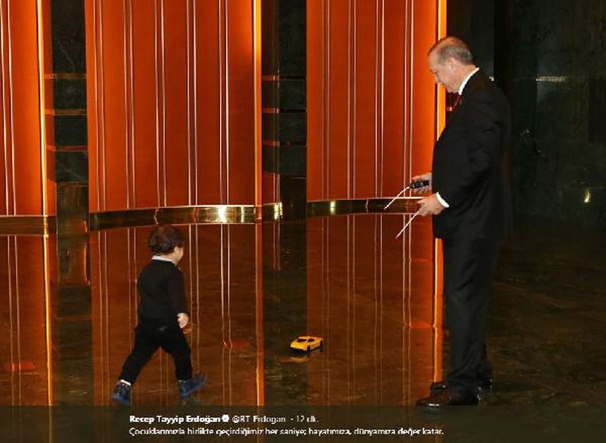 Cumhurbaşkanı Erdoğan\'ın Torunu ile Birlikte Çekilen Fotoğrafı