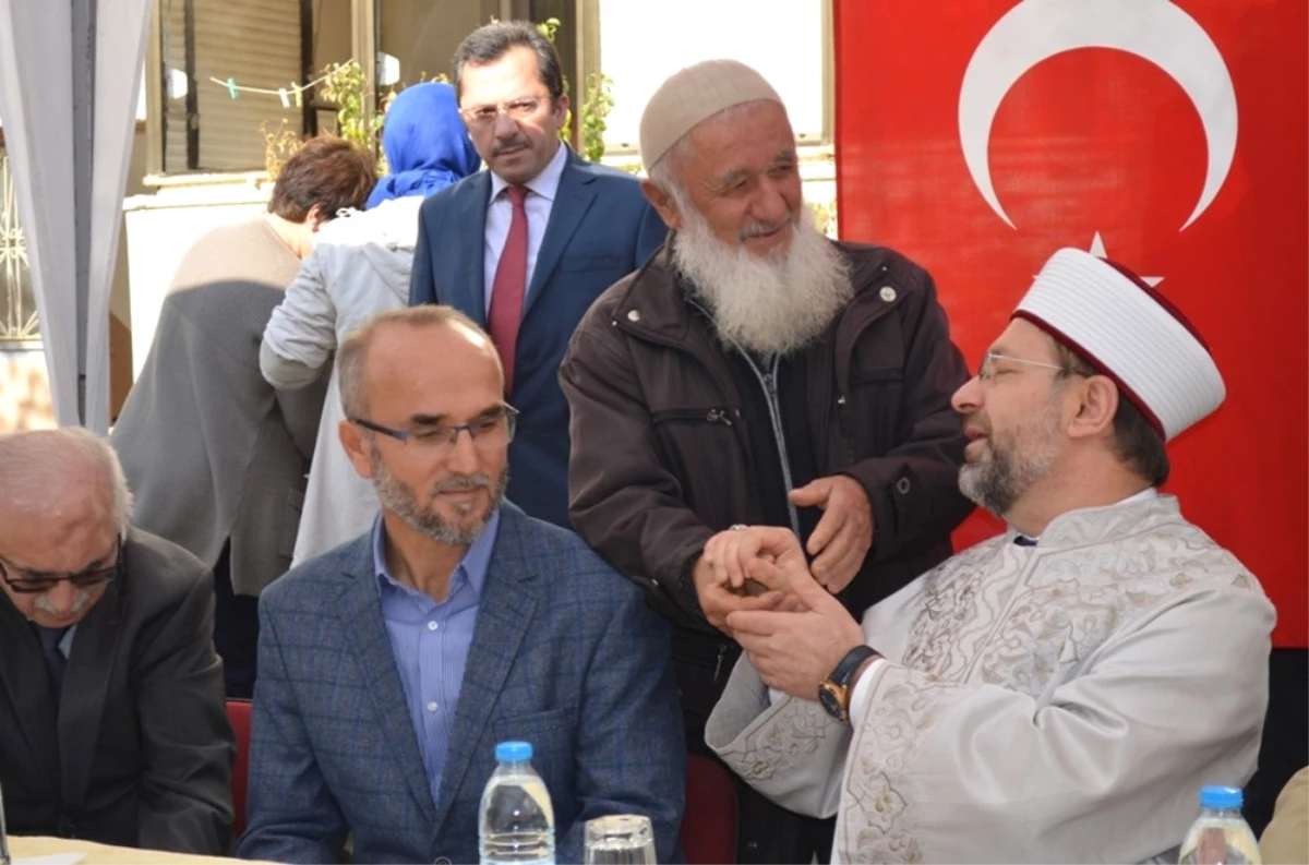 Diyanet İşleri Başkanı Erbaş Şehit Evini Ziyaret Etti, Kur\'an Okudu