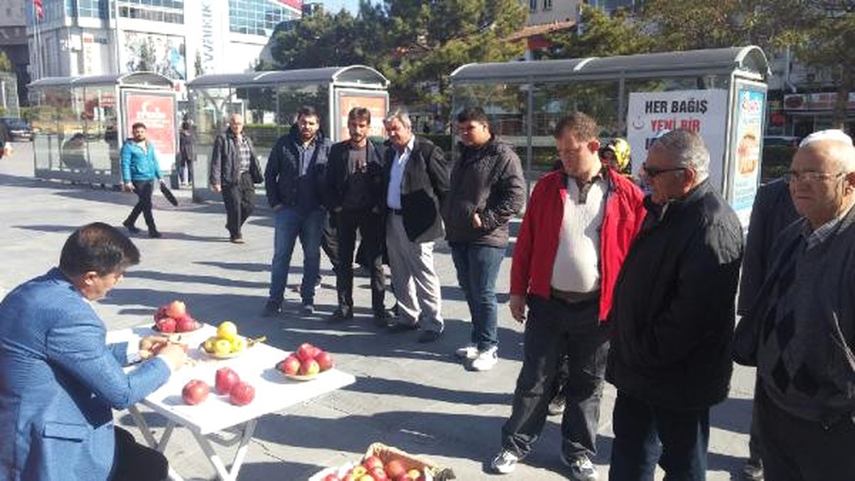 Elmayı Koparmadan 5 Metre Soydu, Rekorlar Kitabına Girmek İstiyor