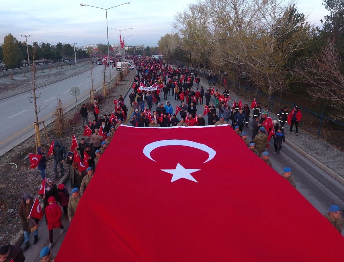 Erzurum\'da 10 Binler Ecdadın Anısına Tabyalara Yürüdü