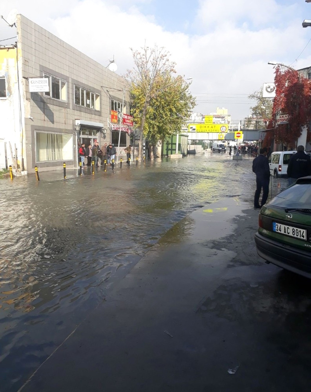 Fatih\'te Patlayan Su Borusu Caddeyi Göle Çevirdi