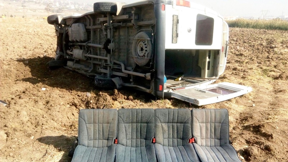 Kahramanmaraş\'ta Minibüs Tarlaya Uçtu: 8 Yaralı