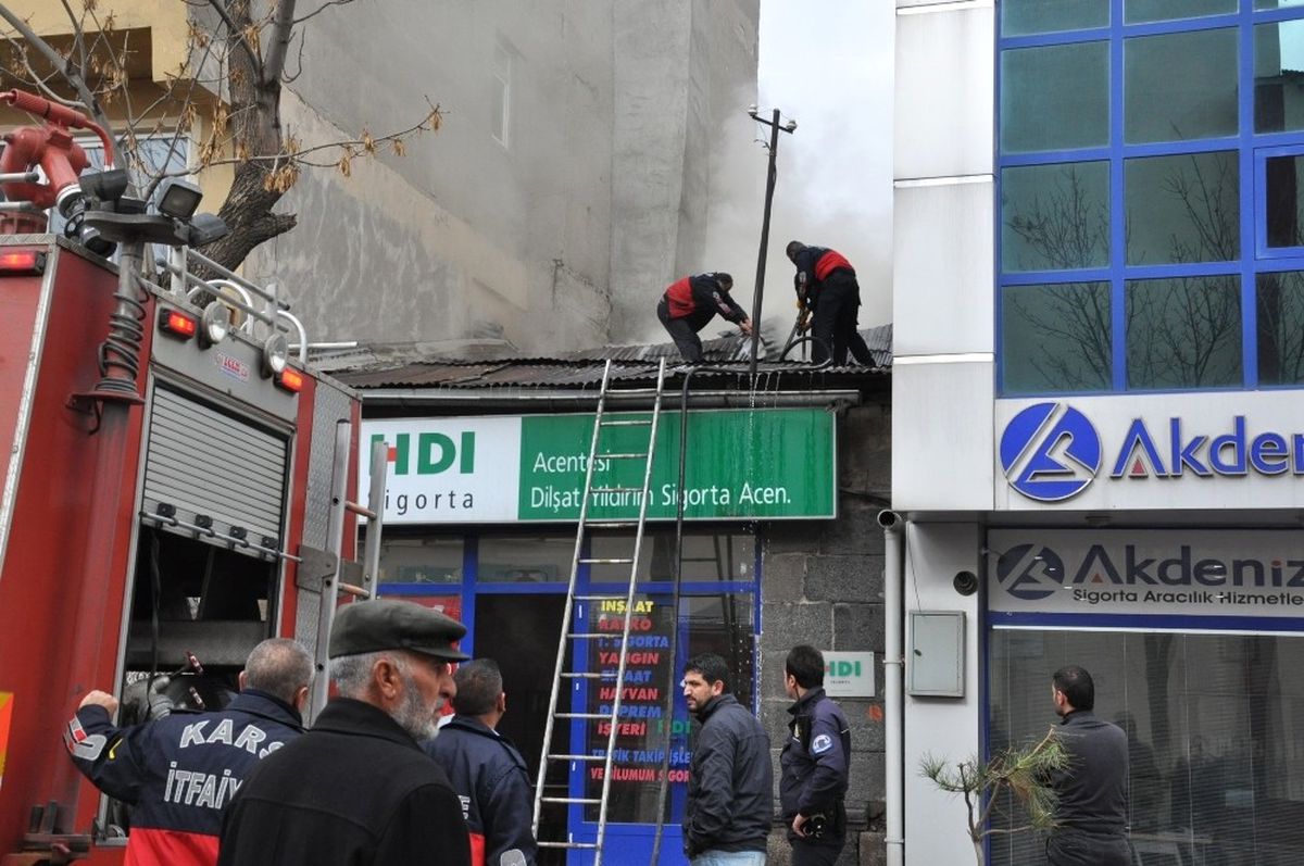Kars\'ta, Bir İşyerinde Çıkan Yangın Kısa Sürede Söndürüldü