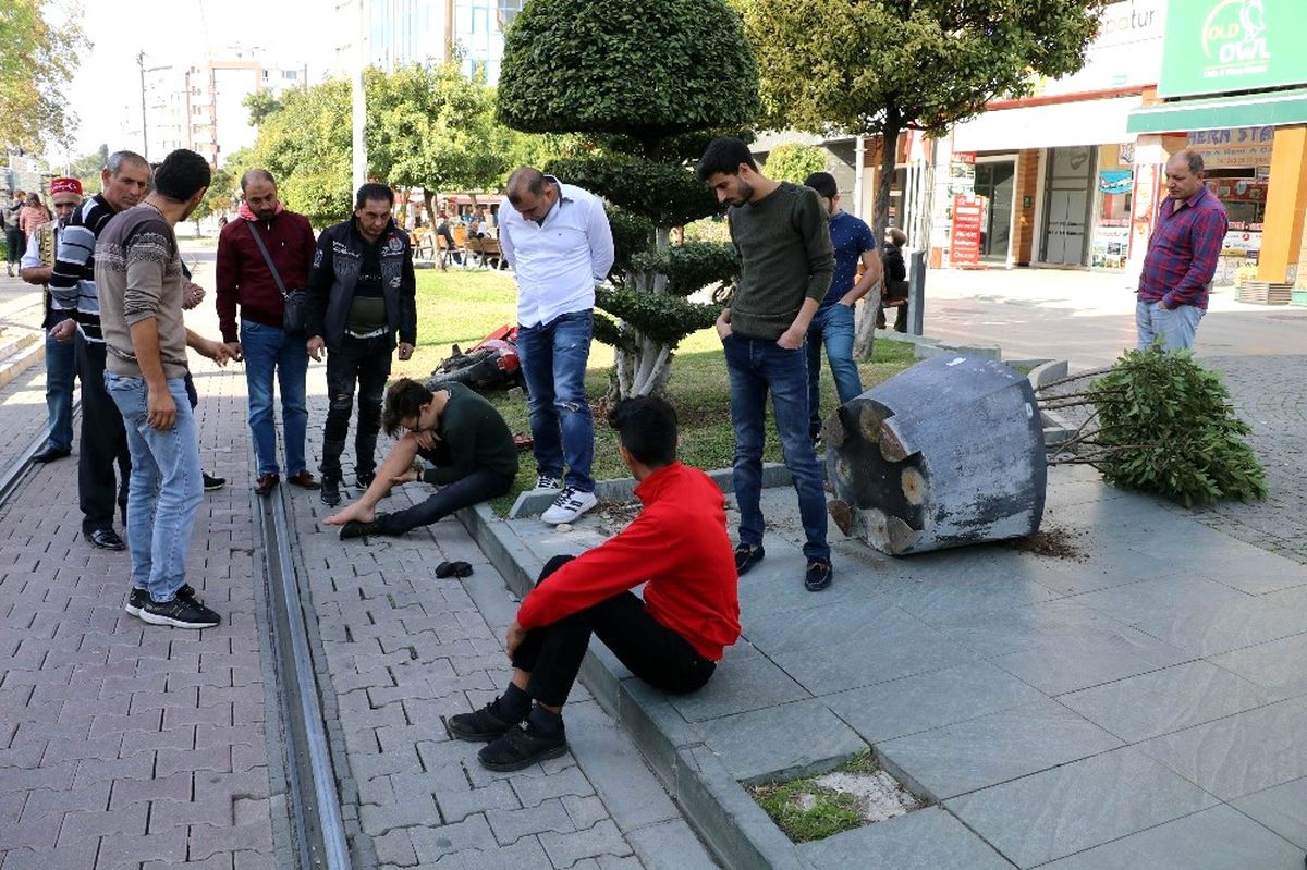 Kaza Yapan Genç İğneden Korkunca Devreye Polis Girdi