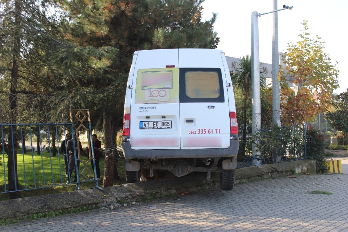 Kaza Yapan Minibüs Jandarma Bahçesine Uçtu: 1 Yaralı