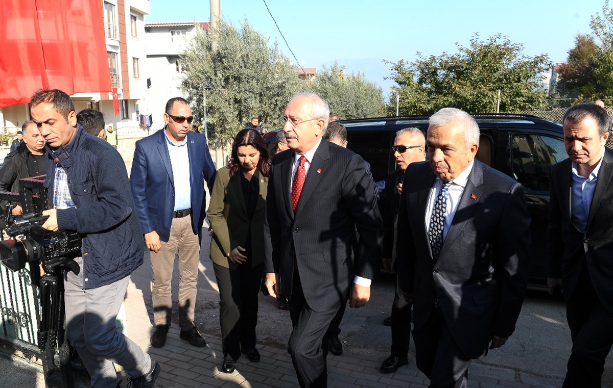 Kılıçdaroğlu\'ndan Şehit Evine Taziye Ziyareti