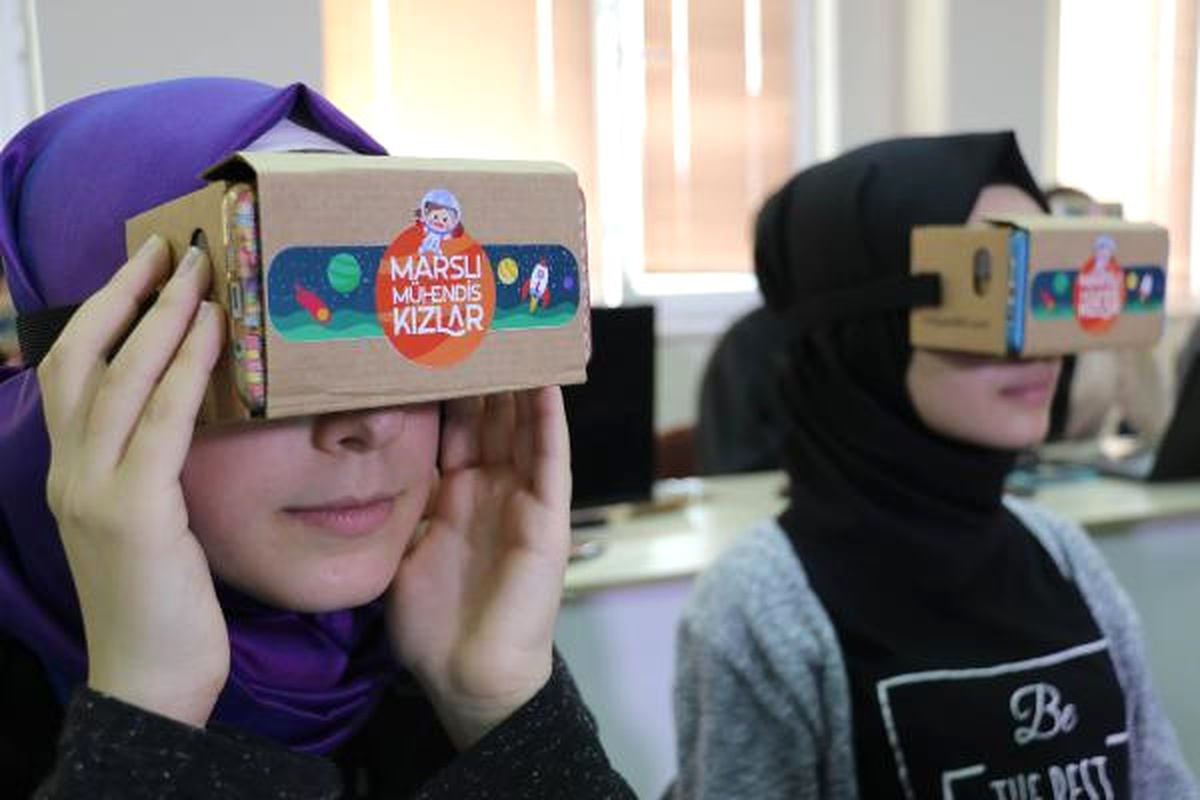 Kız Öğrenciler, Sanal Sanat Eserleri Yapmak İçin Çalışıyor