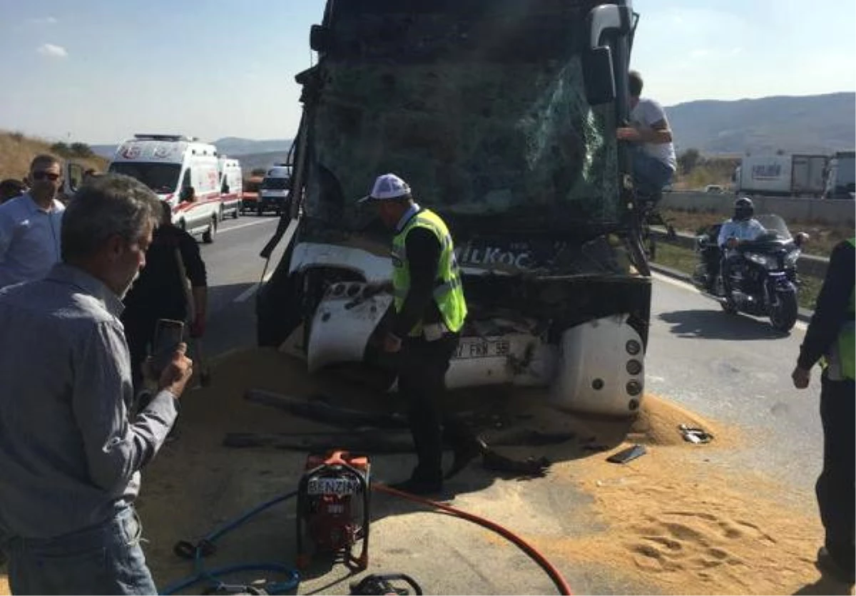 Mersin\'de Yolcu Otobüsü Tır\'a Çarptı: 1 Ölü, 9 Yaralı