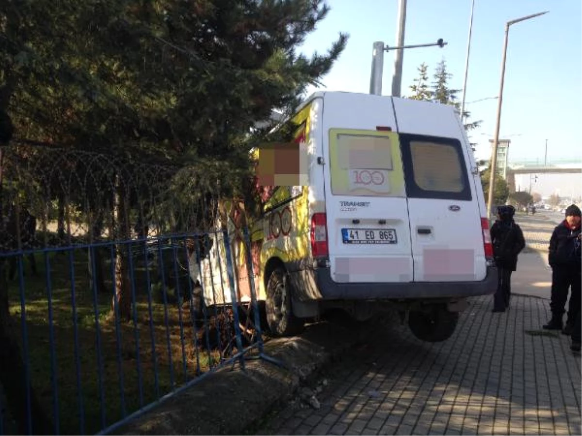 Minibüs, Jandarma Komutanlığı Bahçesine Girdi: 1 Yaralı