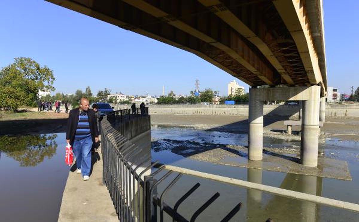 Nehirde Sıkışan Balıkların Avlanmasına Polis Engeli