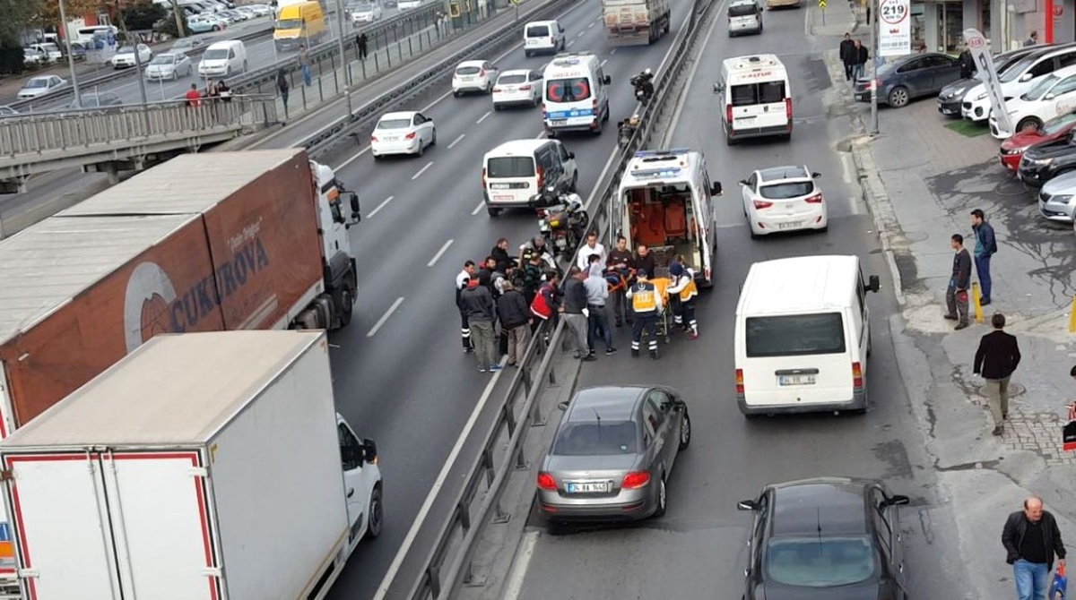 E-5 Karayolunda Otomobil Motosikletliye Çarptı: 1 Yaralı