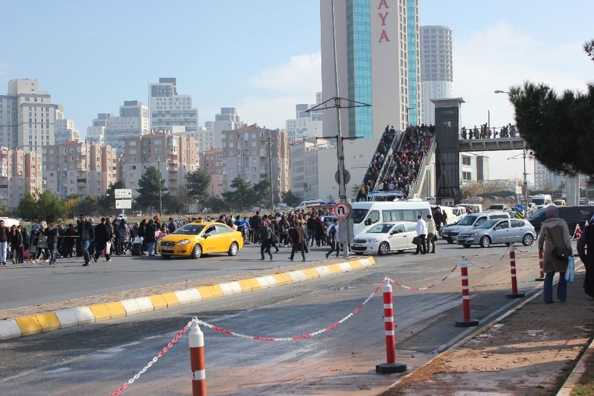 İstanbul\'da Kitap Fuarı İzdihamı