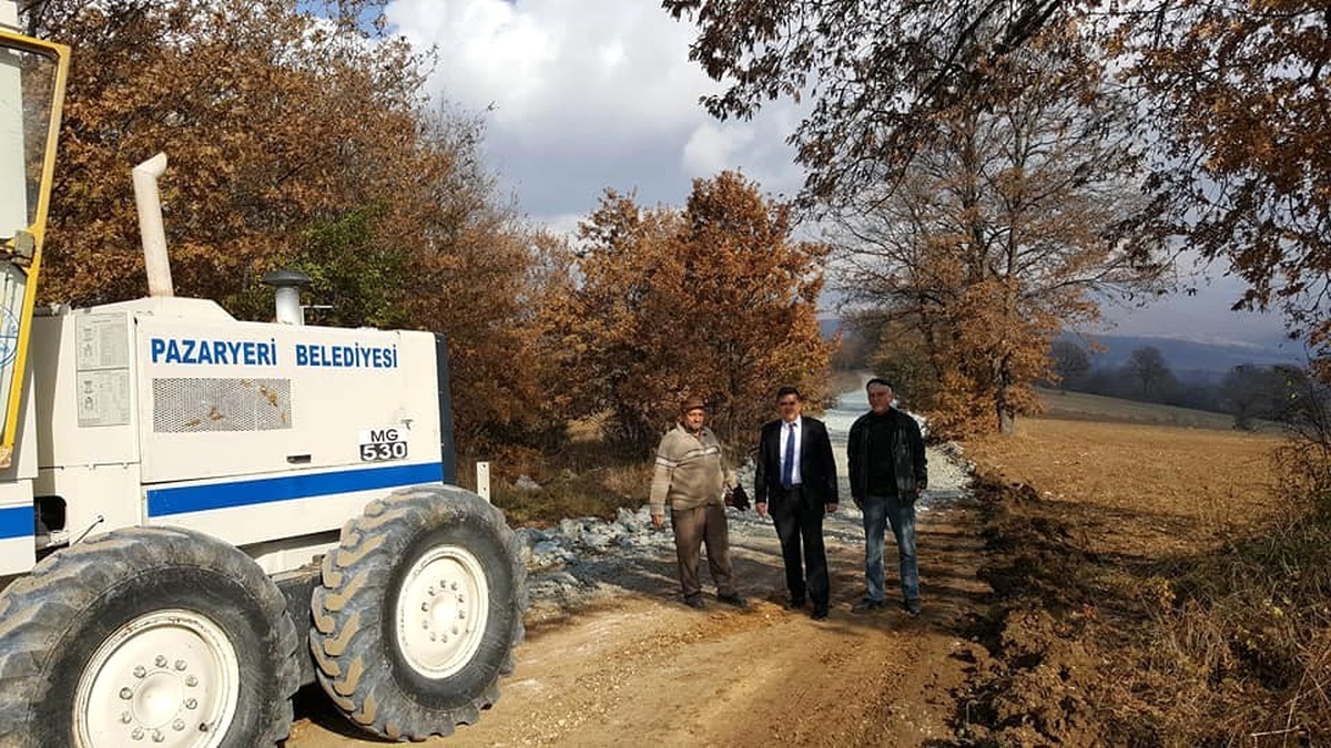 Pazaryeri\'nde Arazi Yollarına Stabilize Malzeme Dökme Çalışmaları Yapılıyor