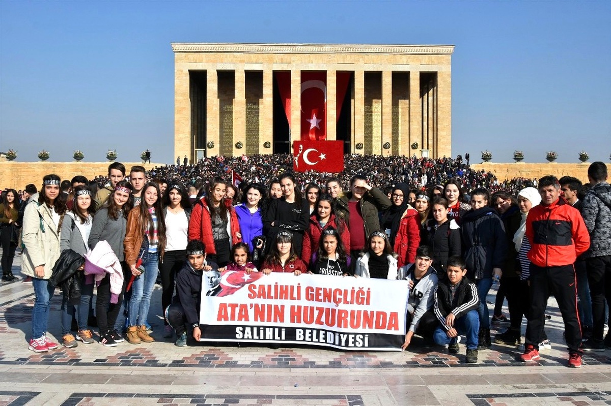 Salihlili Gençler Anıtkabir\'i Ziyaret Etti