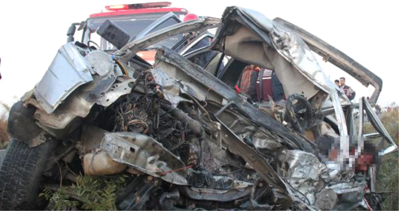 Şanlıurfa\'da İşçileri Taşıyan Minibüs ile Otomobil Kafa Kafaya Çarpıştı: 3 Ölü, 17 Yaralı