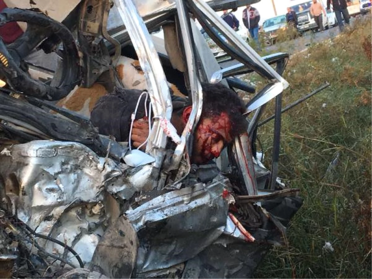 Şanlıurfa\'da Sera İşçilerini Taşıyan Minibüs ile Otomobil Çarpıştı: 3 Ölü, 17 Yaralı (2)