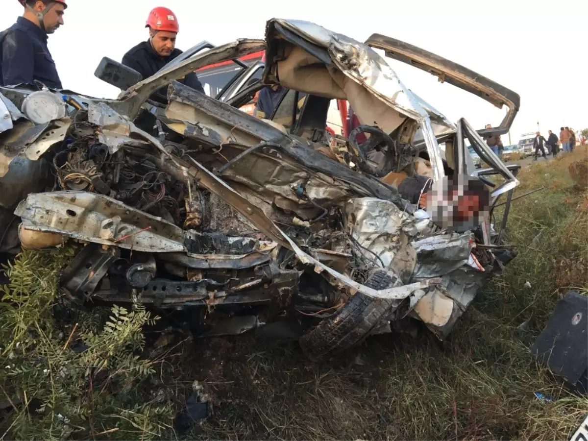 Sera İşçilerini Taşıyan Minibüs Otomobille Çarpıştı: 2 Ölü, 18 Yaralı